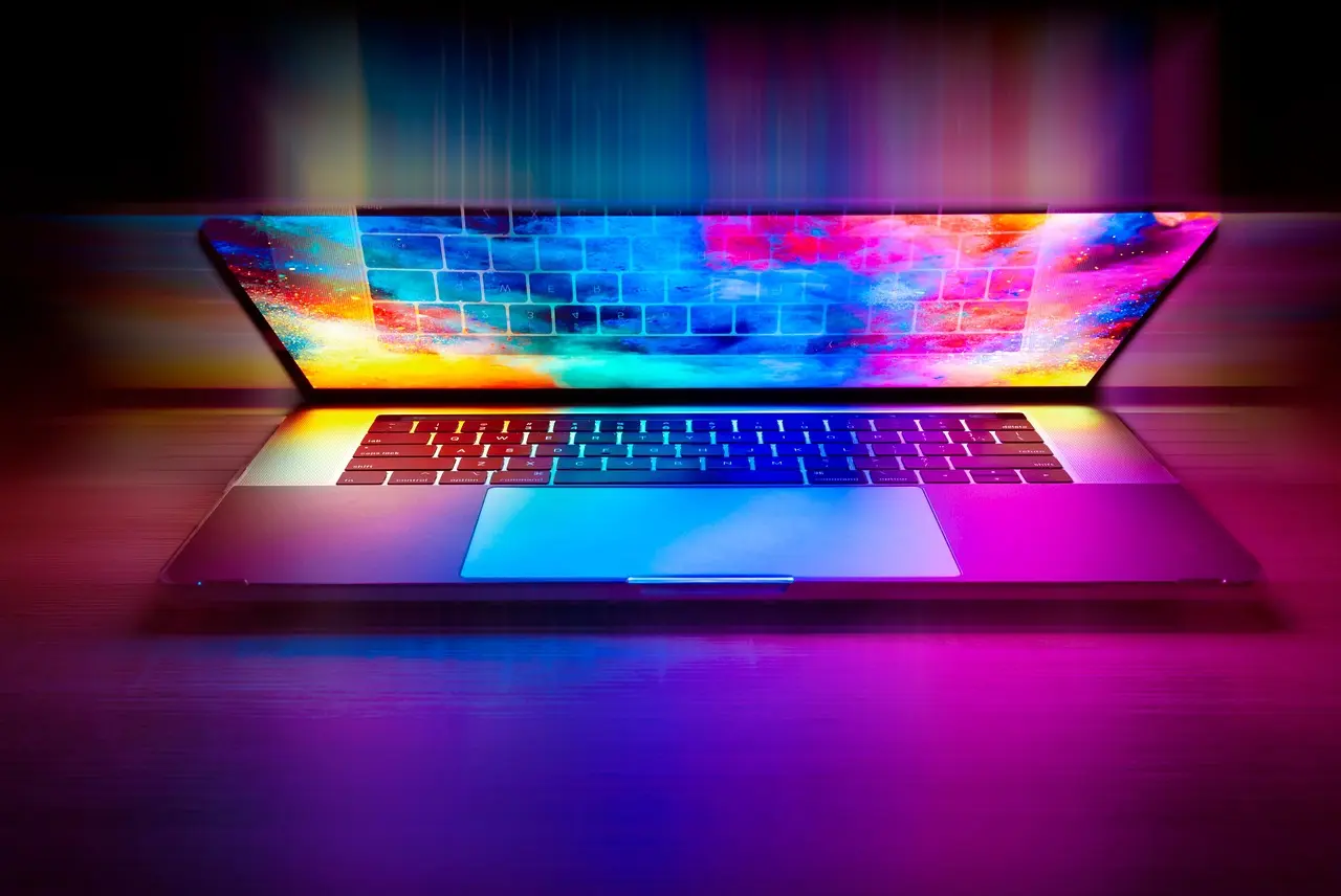 Laptop sa analitičkim izveštajem prikazuje automate SEO content creation na radnom stolu