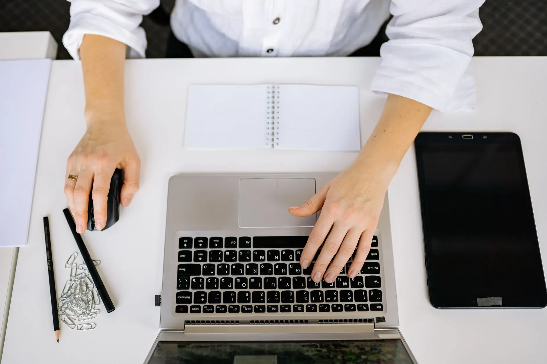 Radni sto sa laptopom i alatima za automate SEO content creation